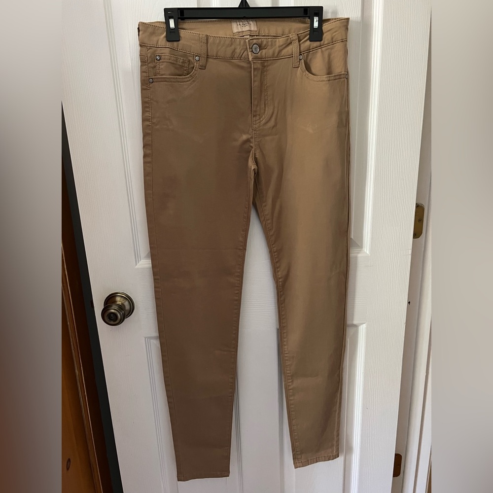 khaki pants